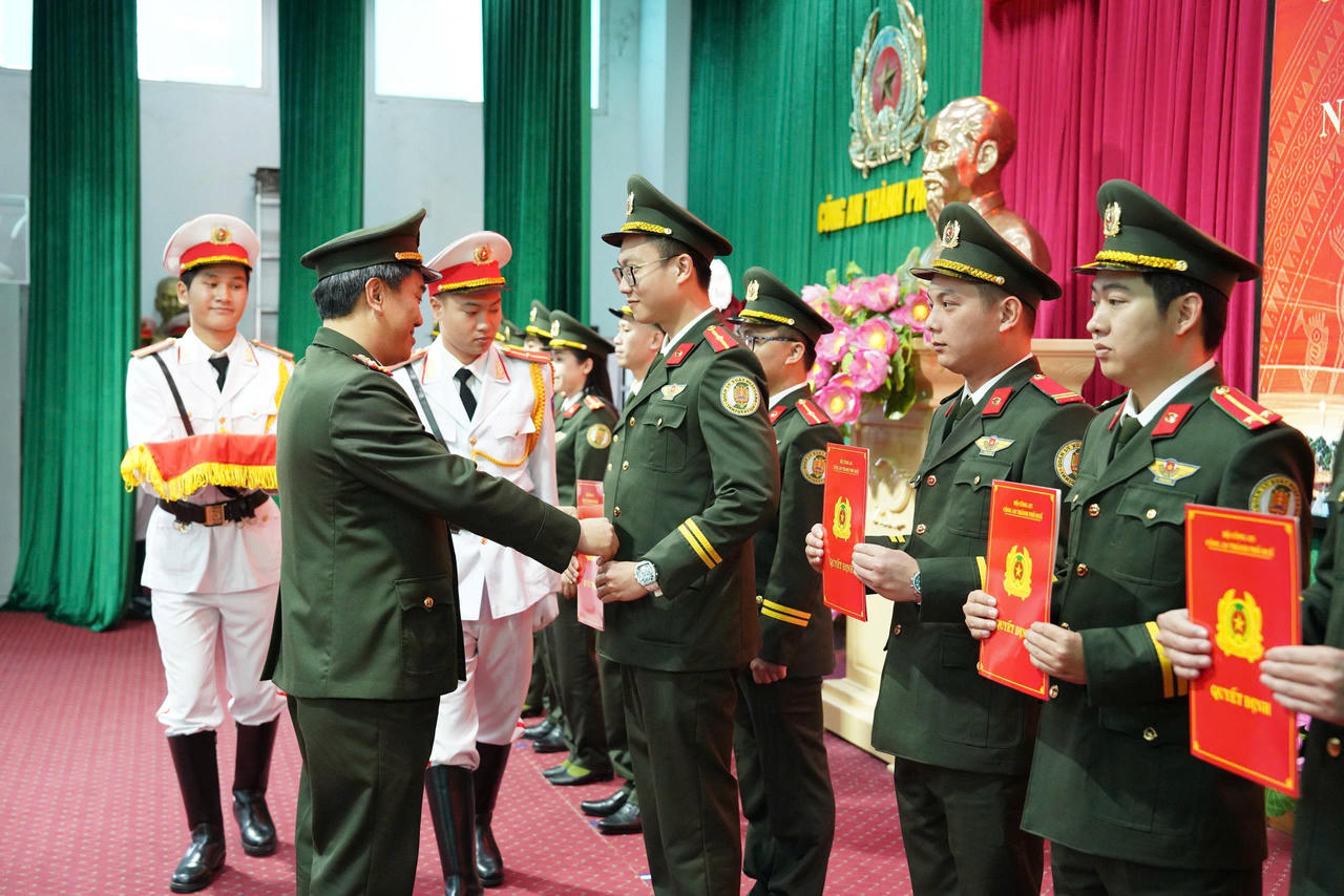 Đại tá Bùi Ngọc Chung, Phó Giám đốc Công an thành phố Huế trao quyết định tuyển chọn và phong cấp bậc hàm đối với nhân viên An ninh hàng không sân bay quốc tế Phú Bài.