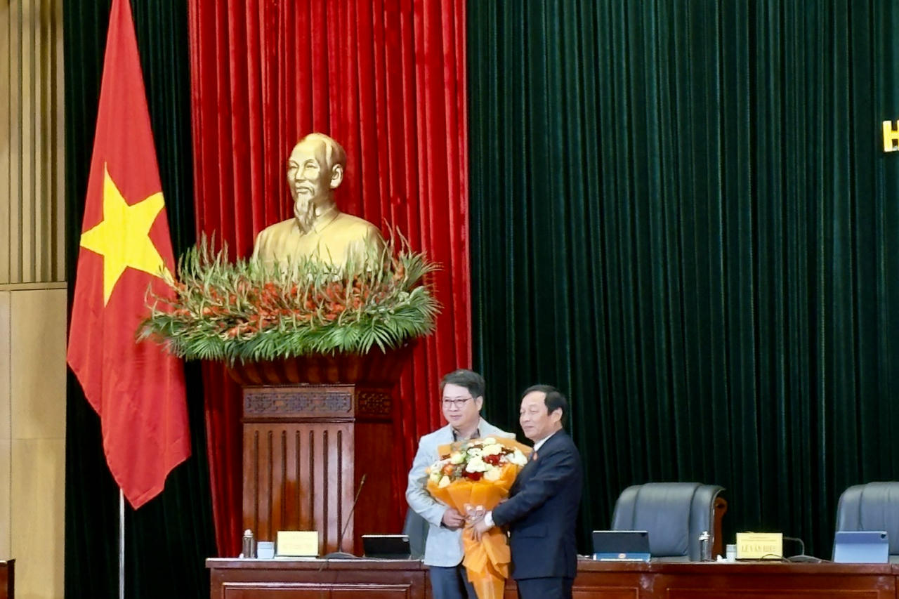 Chủ tịch HĐND TP Lê Văn Hiệu tặng hoa chúc mừng ông Nguyễn Thành Hưng, Giám đốc Sở Xây dựng TP Hải Phòng.(Ảnh: Hải Anh)

