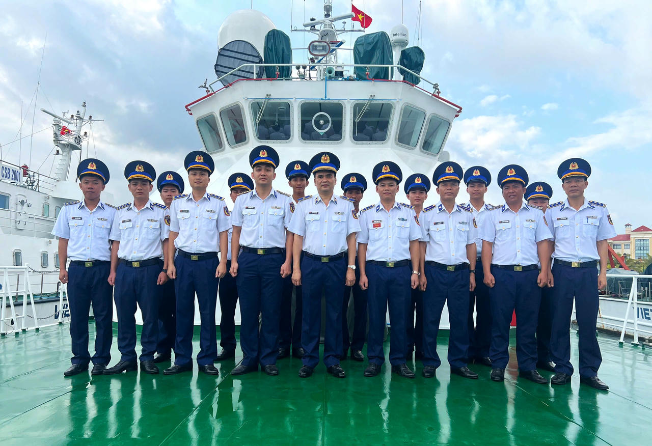 Phó Tư lệnh - Tham mưu trưởng Cảnh sát biển Việt Nam thăm, làm việc với Hải đội 401