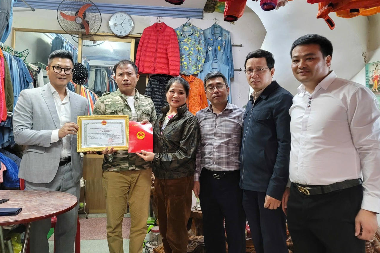 Gia đình bà Vũ Thị Phương Dung nhận Giấy khen của UBND phường trong công tác giải phóng, bàn giao mặt bằng.