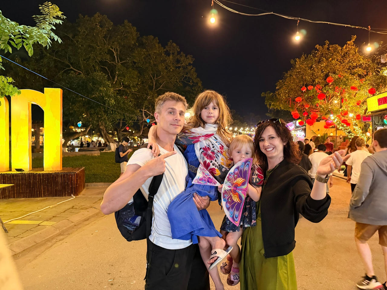 Gia đình khách du lịch đến từ Ba Lan đón năm mới ở phố cổ Hội An.