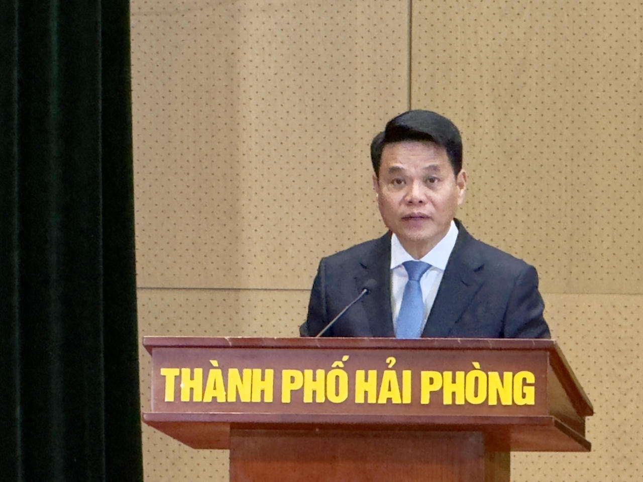 &nbsp;Phó Bí thư Thành ủy, Chủ tịch UBND TP Hải Phòng Lê Ngọc Châu trình bày Tờ trình tại Kỳ họp.(Ảnh: Hải Anh)