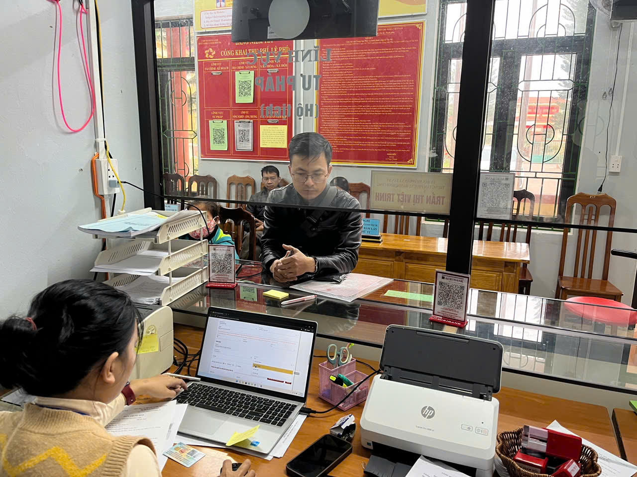 Cán bộ Trung tâm Phục vụ hành chính công xã Tân Mỹ hướng dẫn người dân thực hiện thủ tục hành chính.