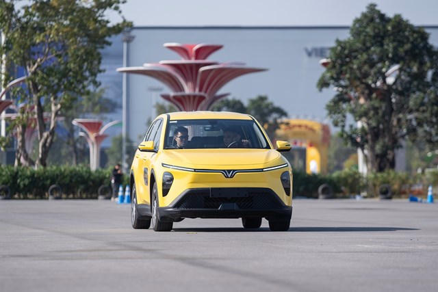 Ưng khả năng tiết kiệm chi phí của VF e34, tài xế dịch vụ mạnh dạn lên đời Limo Green