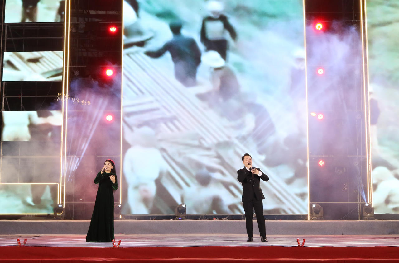 Chương trình được dàn dựng công phu với ba chương nghệ thuật xuyên suốt, khắc họa vẻ đẹp của đất và người Lào Cai, tôn vinh những thành tựu nổi bật trong năm qua và lan tỏa mạnh mẽ khát vọng vươn lên trong năm mới 2026.