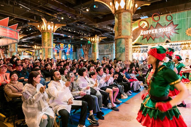 Các nghệ sĩ quốc tế mang đến không khí lễ hội tưng bừng qua những vũ điệu vui nhộn.