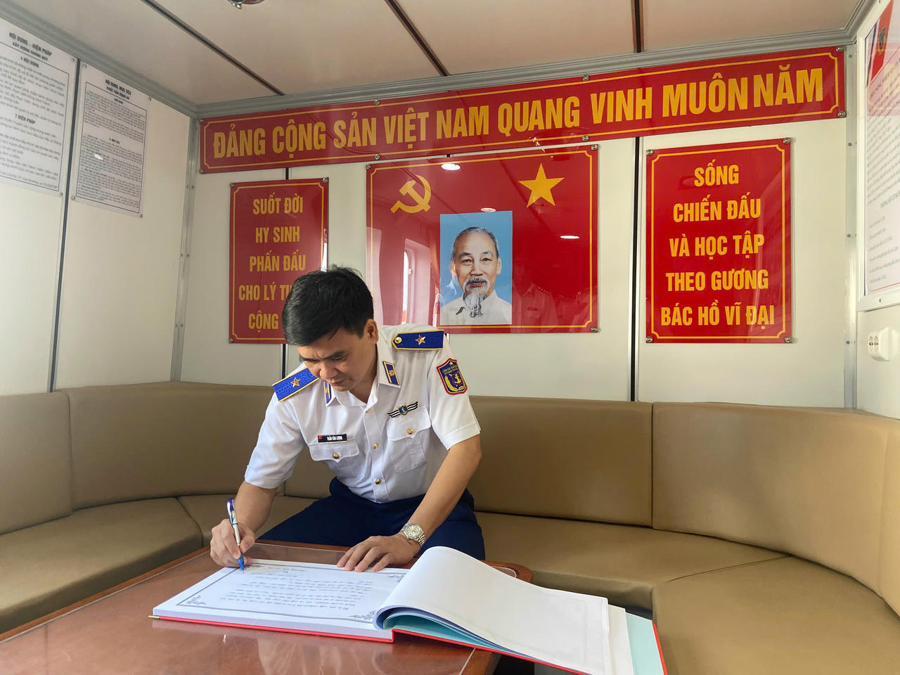 Phó Tư lệnh, Tham mưu trưởng Cảnh sát biển Việt Nam Trần Văn Lượng ghi lưu bút truyền thống trên tàu CSB 4040