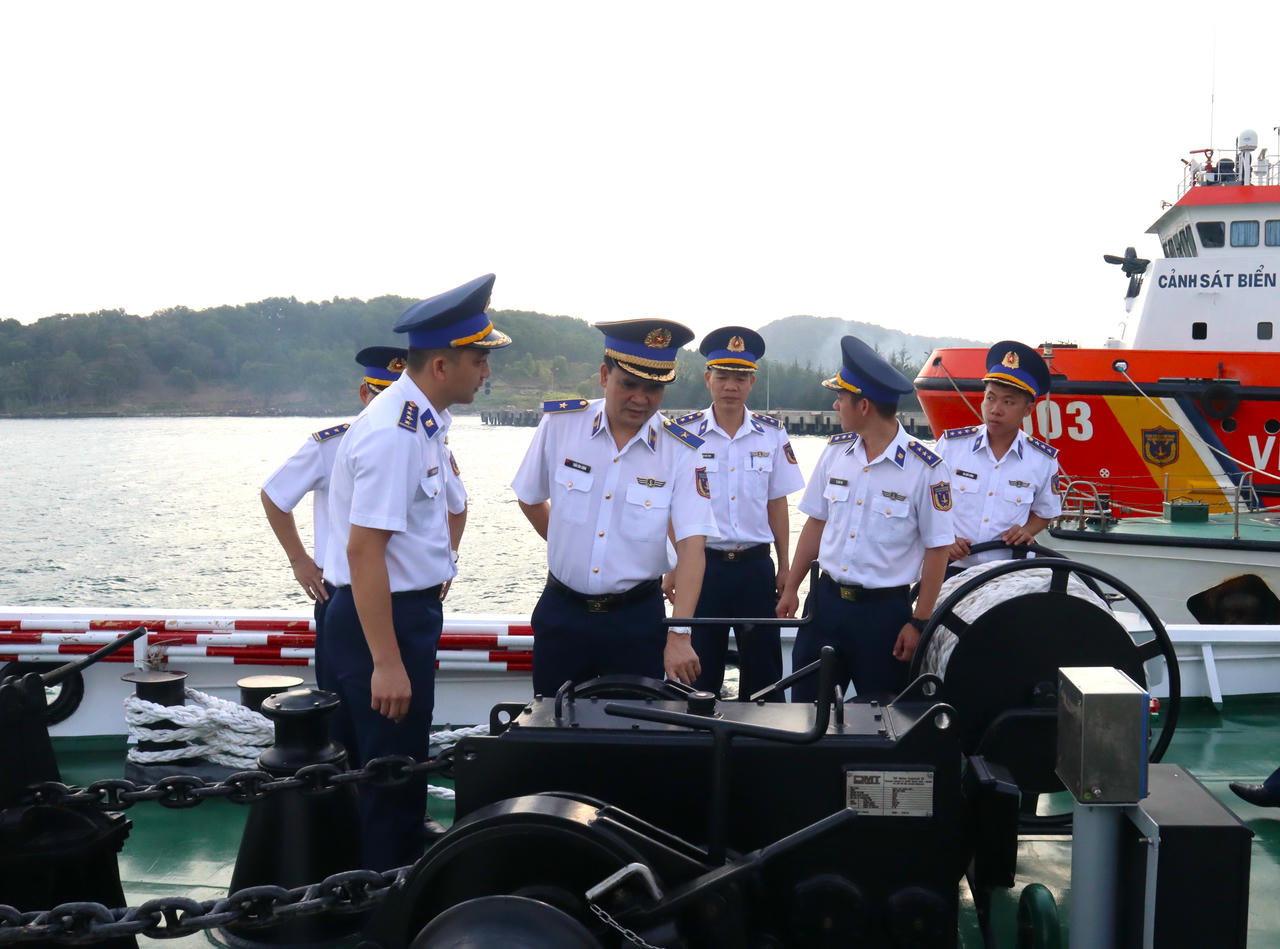 Thiếu tướng Trần Văn Lượng - Phó Tư lệnh, Tham mưu trưởng Cảnh sát biển Việt Nam kiểm tra hệ thống tời neo trên tàu CSB 4040