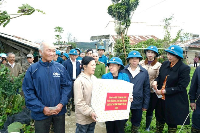 Bà Bùi Thị Minh Hoài, Ủy viên Bộ Chính trị, Bí thư Trung ương Đảng, Chủ tịch Ủy ban Trung ương MTTQ Việt Nam trao hỗ trợ, động viên các hộ bị thiệt hại nặng bởi thiên tai tại xã Ka Đô, tỉnh Lâm Đồng từ nguồn vận động của Ban Vận động cứu trợ Trung ương.