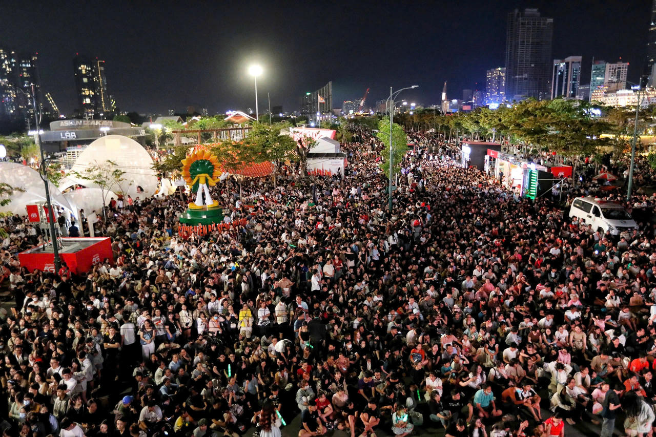 Công viên bờ sông Sài Gòn giữa biển người chờ ngắm pháo hoa tối 31/12/2025. Ảnh: Thanh Niên