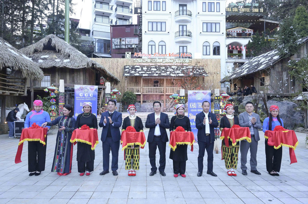 Các đại biểu cắt băng khai mạc không gian văn hóa “Sa Pa tinh hoa hội tụ”.