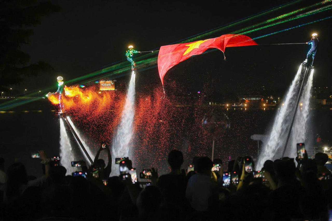 Lá cờ Tổ quốc tung bay giữa sông Đồng Nai, tuyến sông dài gần 10km qua phường Trấn Biên, được kỳ vọng trở thành điểm nhấn phát triển đô thị trong tương lai.