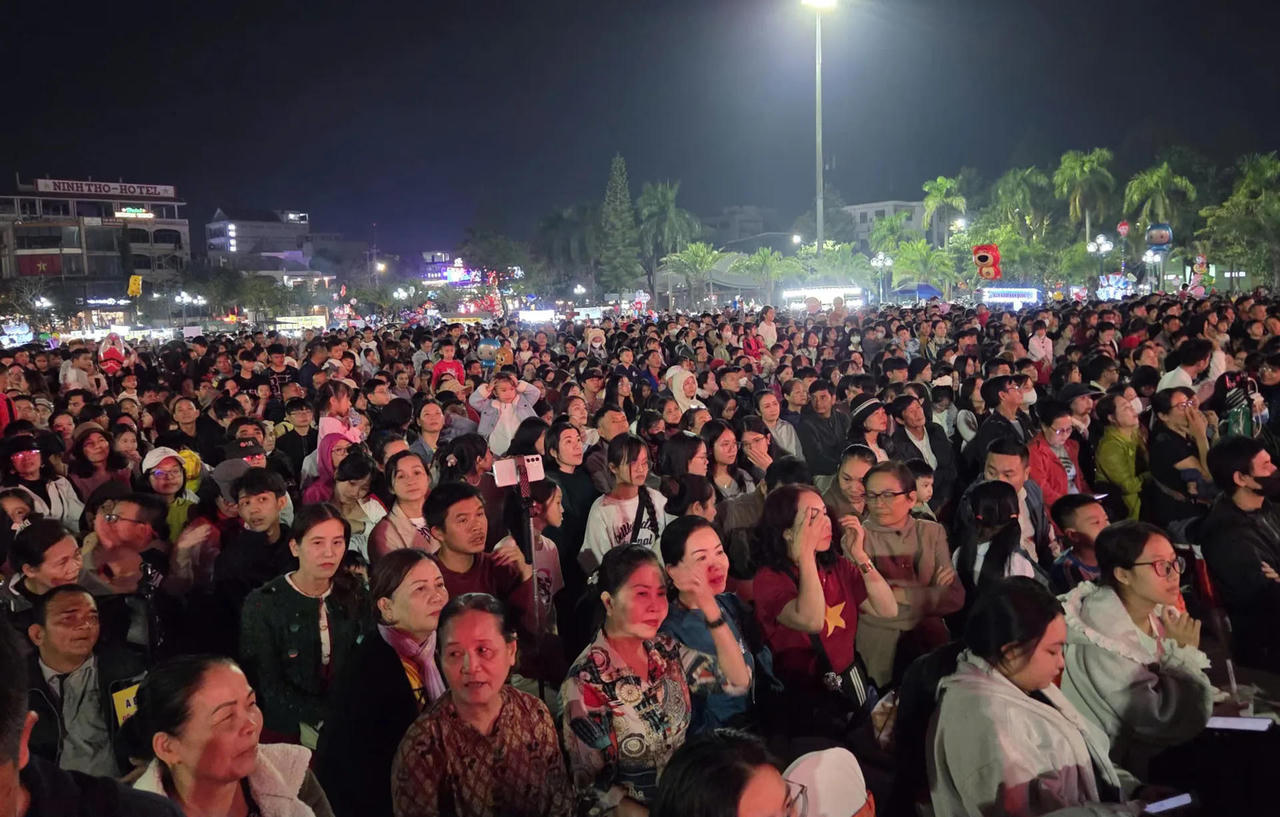 Hàng nghìn người dân theo dõi chương trình nghệ thuật.