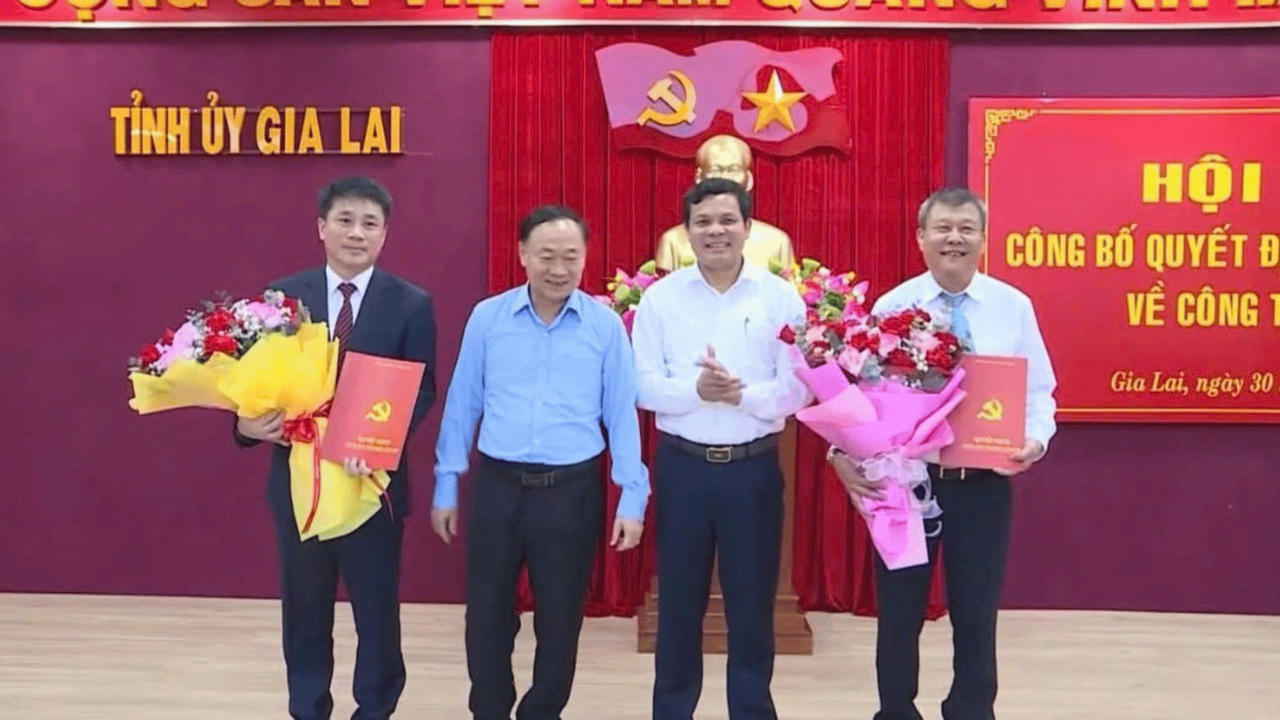 Lãnh đạo tỉnh Gia Lai và Quảng Ngãi trao quyết định, tặng hoa chúc mừng ông Thái Thanh Bình và ông Huỳnh Quốc Huy nhận công tác mới.