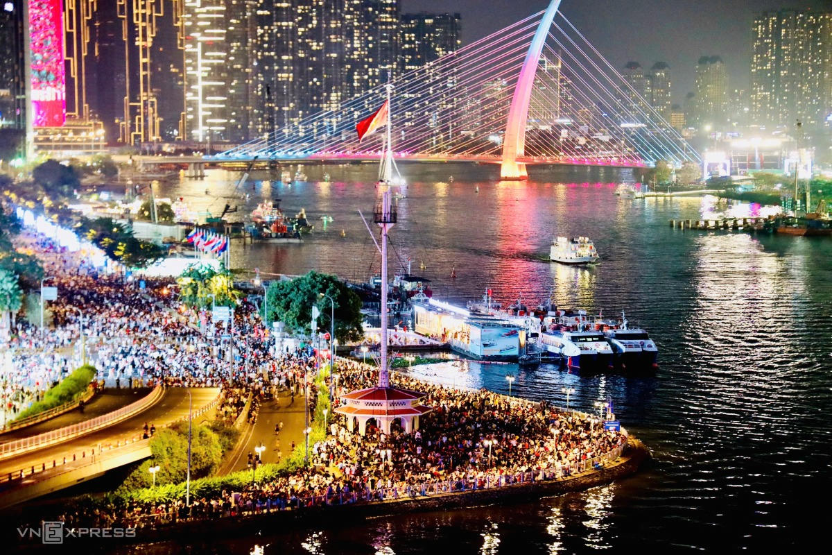 Khu vực Cột cờ Thủ Ngữ - công viên Bến Bạch Đằng đông nghịt người. Ảnh: Quỳnh Trần - VNExpress