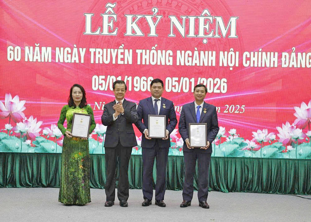 Phó Trưởng Ban Nội chính Trung ương Lê Hồng Quang trao tặng Kỷ niệm chương "Vì sự nghiệp Nội chính Đảng" cho các đồng chí: Nguyễn Hồng Thái, Nguyễn Thị Hương và Nguyễn Việt Oanh.