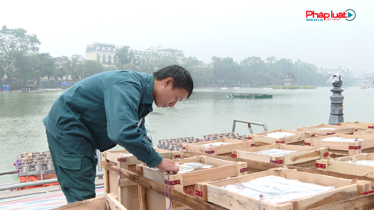 Phía sau hạnh phúc đêm giao thừa của nhân dân Phía sau hạnh phúc đêm giao thừa của nhân dân