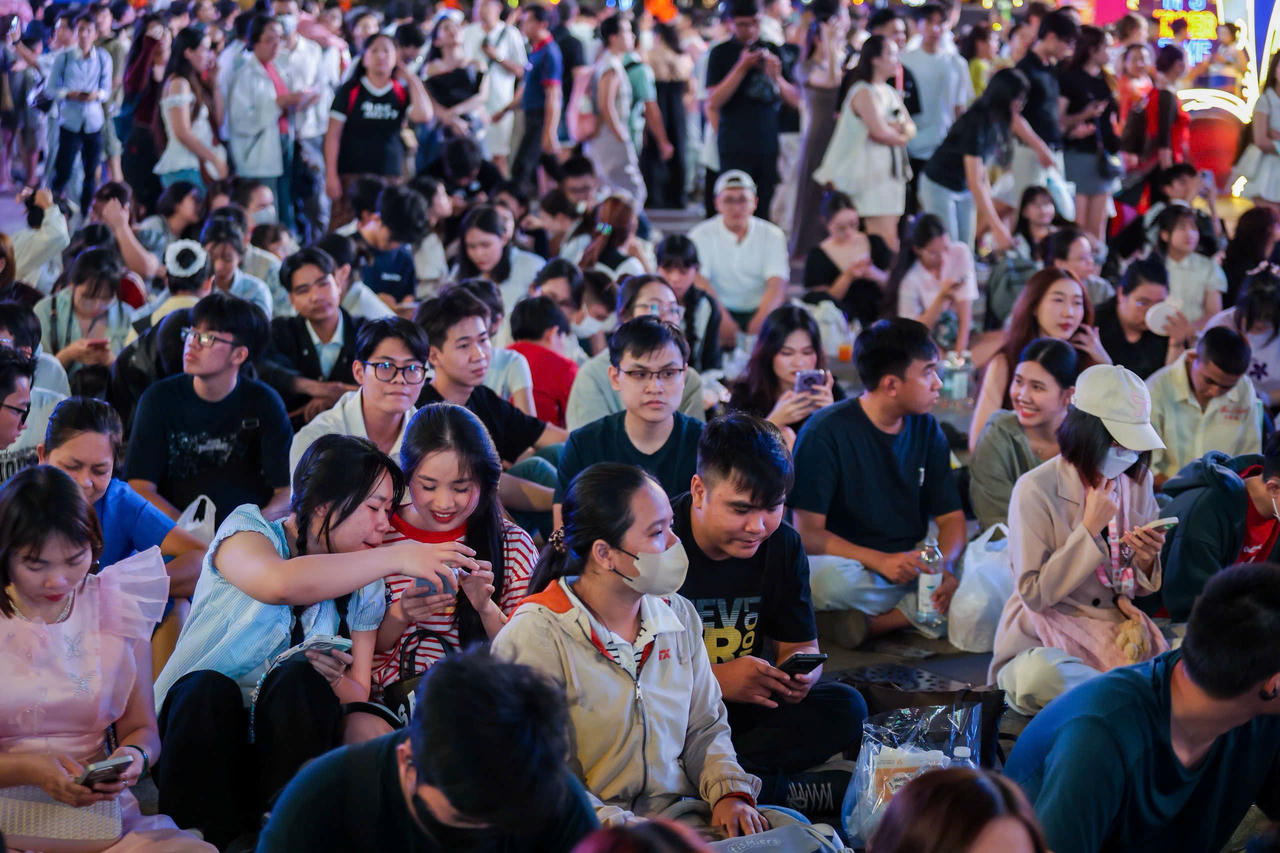 Tại phố đi bộ Nguyễn Huệ, "biển người" hòa vào sự kiện đón năm mới 2026