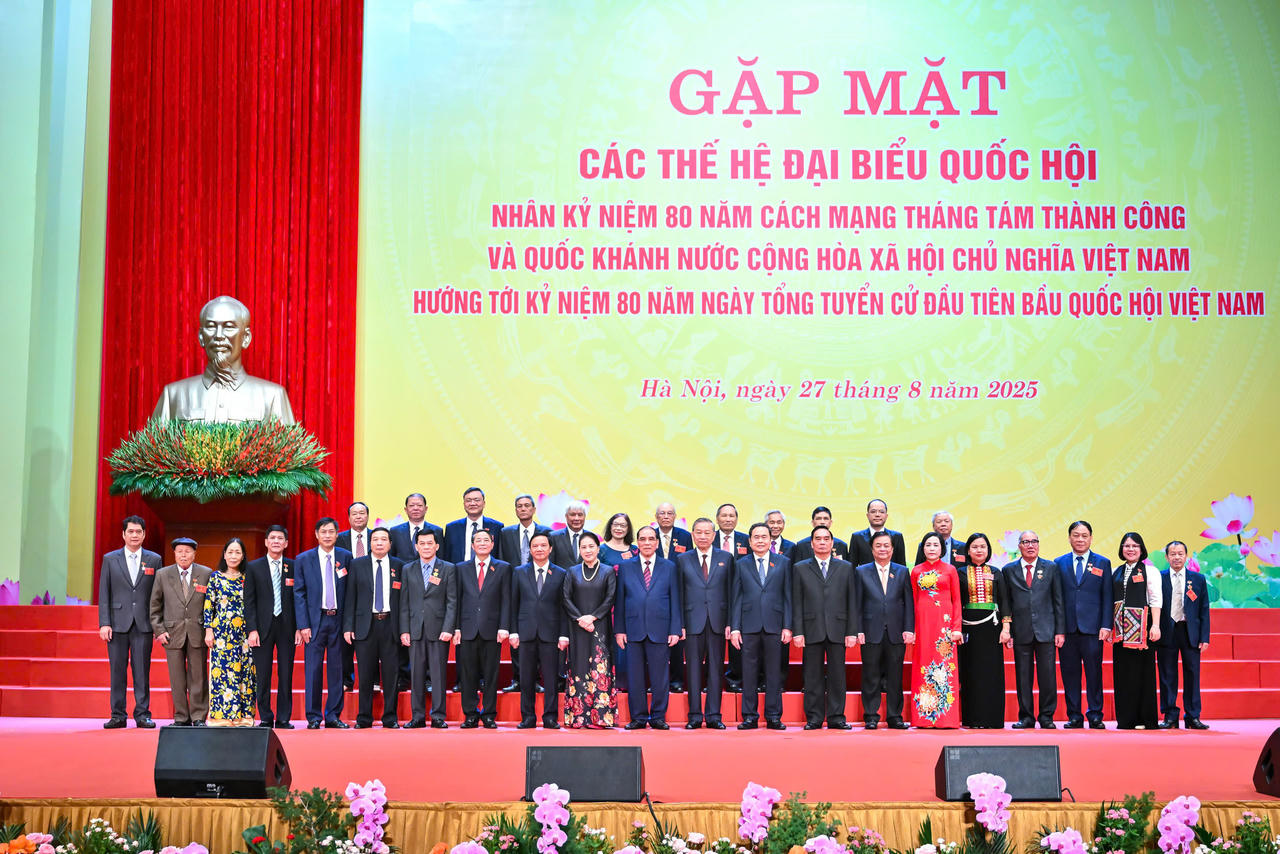 Sáng 27/8/2025, Tổng Bí thư Tô Lâm chủ trì buổi gặp mặt các thế hệ đại biểu Quốc hội qua các thời kỳ.