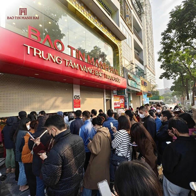 Khách hàng xếp hàng từ sớm tại Bảo Tín Mạnh Hải để săn lộc ngày đầu năm