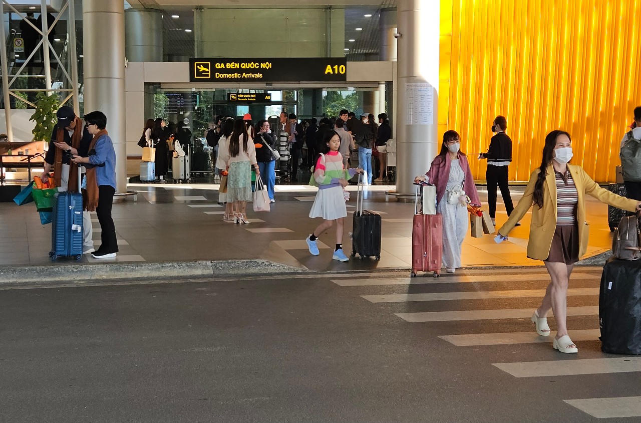 Sân bay quốc tế Liên Khương nhộn nhịp trong ngày đầu năm mới.