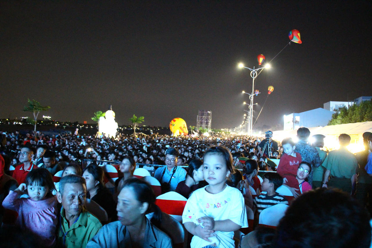 Hàng nghìn người hòa mình vào không khí lễ hội, thưởng thức nghệ thuật và chờ khoảnh khắc pháo hoa giao thừa.