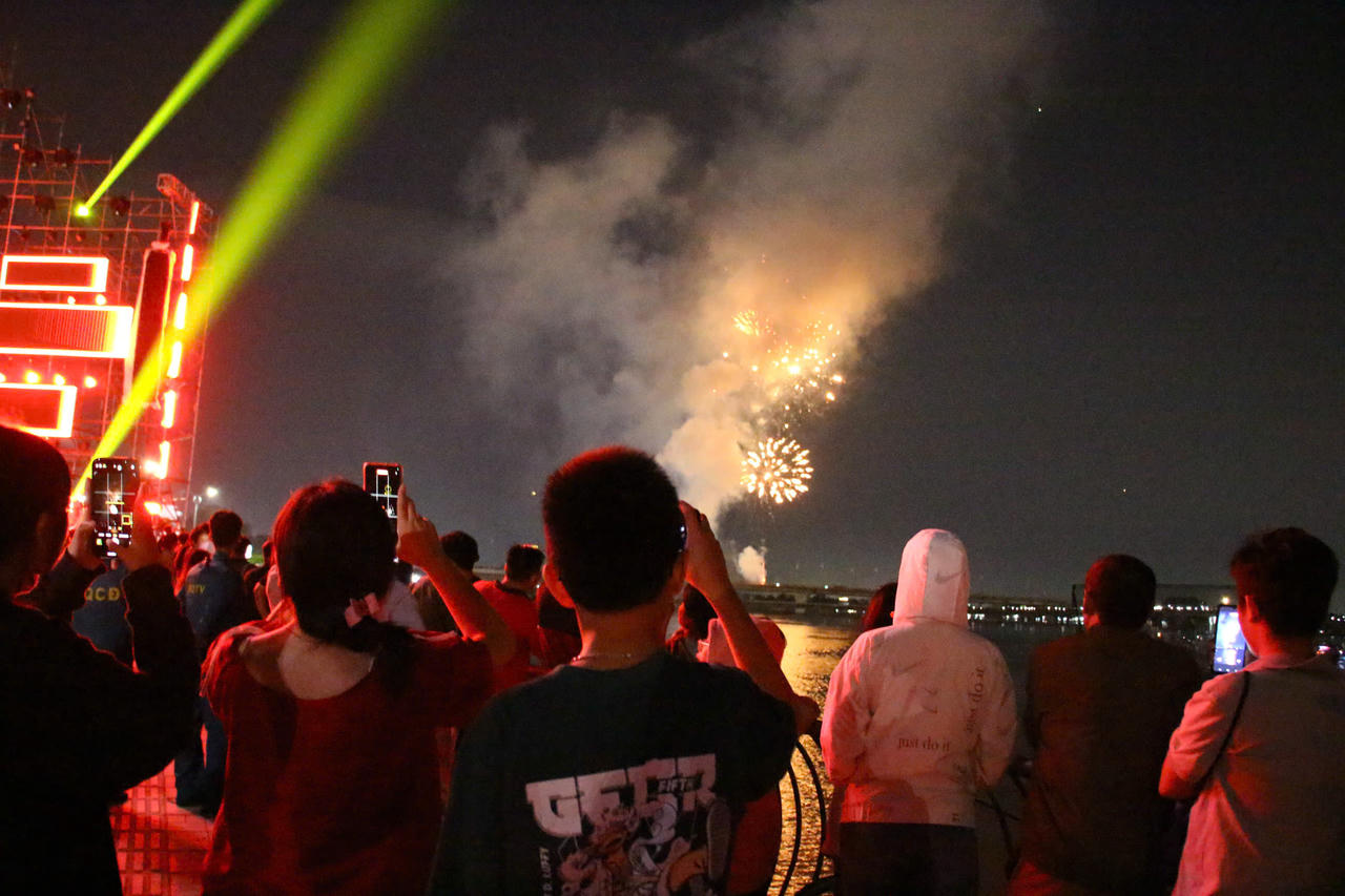 0h ngày 1/1/2026, pháo hoa tầm thấp tại cầu Hóa An chính thức khai màn.