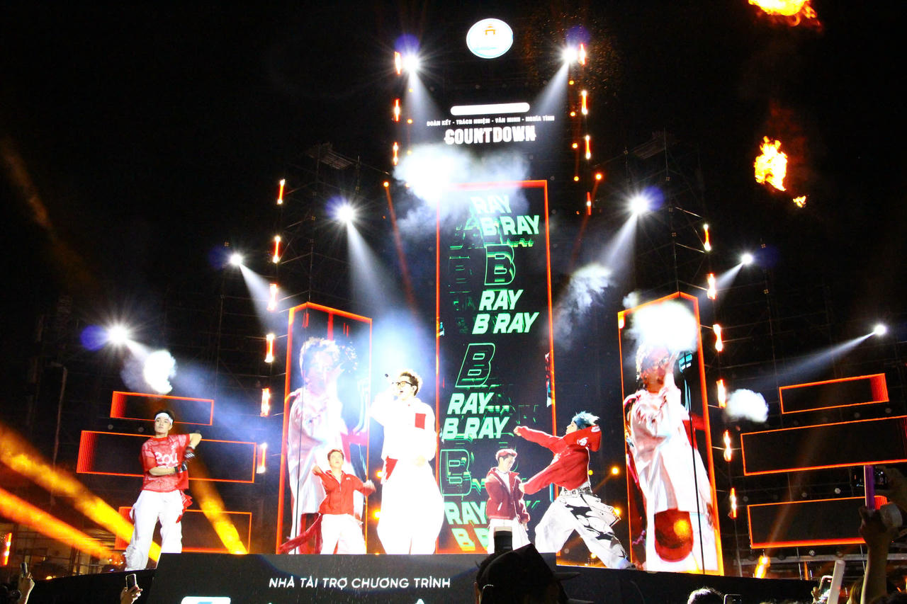 Chương trình âm nhạc ven sông Đồng Nai thu hút đông đảo người xem.