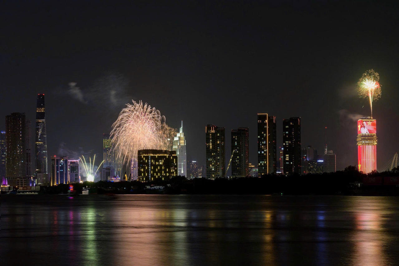Saigon Marina IFC rực rỡ đêm pháo hoa với công nghệ ánh sáng hàng đầu thế giới