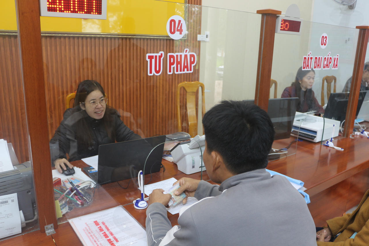 Cán bộ, công chức xã Bố Trạch tiếp nhận, giải quyết thủ tục hành chính cho người dân theo quy trình một cửa.