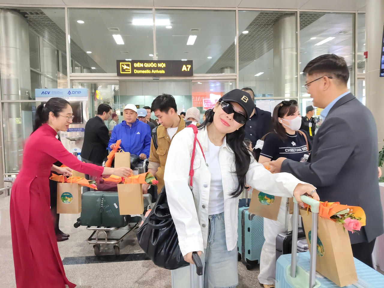 Du khách bất ngờ, vui vẻ trước sự chào đón của tỉnh Lâm Đồng.