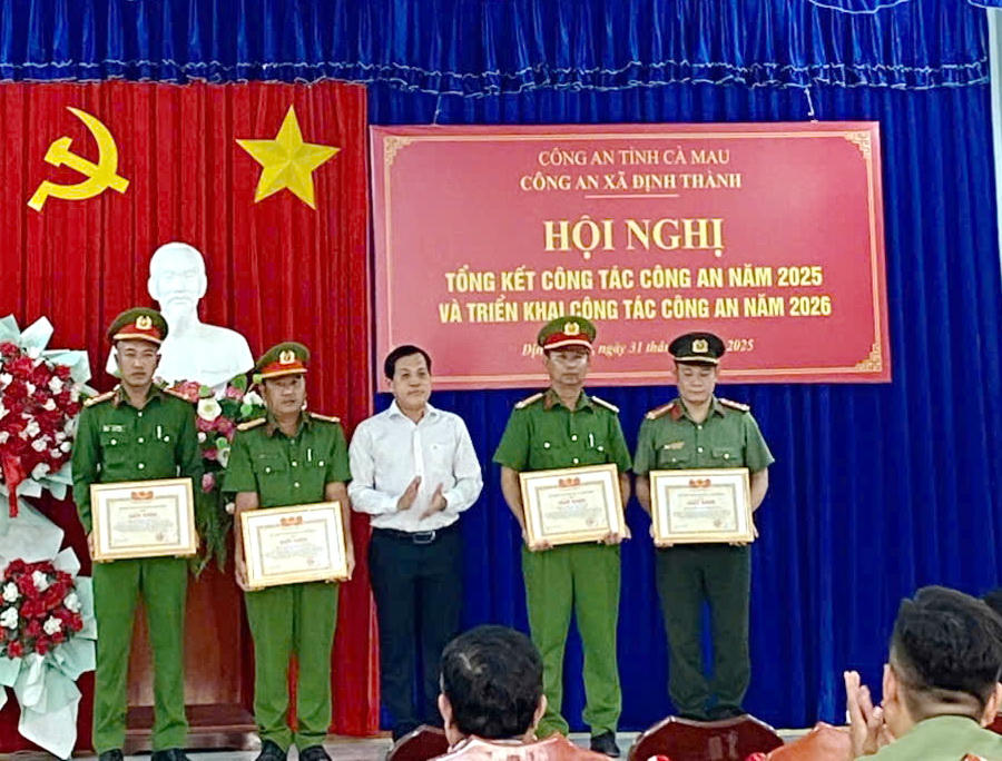 Ông Nguyễn Trung Hiếu – Phó Bí thư Đảng ủy, Chủ tịch UBND xã Định Thành trao Giấy khen đột xuất cho 01 tập thể và 03 cá nhân có thành tích xuất sắc.