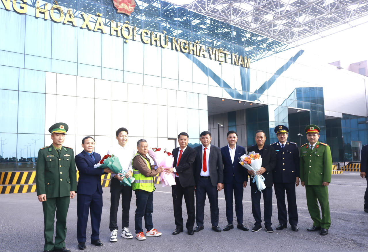 Khoảng 20 triệu USD hàng hóa thông quan qua Cửa khẩu quốc tế Móng Cái (Quảng Ninh) ngày đầu năm mới