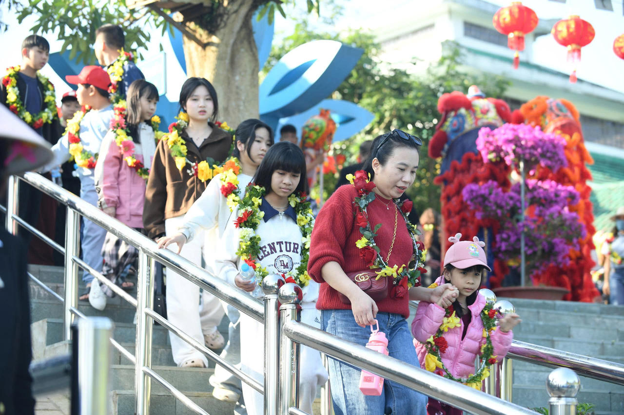 Du khách tham quan Di sản thiên nhiên thế giới Phong Nha - Kẻ Bàng trong dịp Tết Dương lịch 2026.