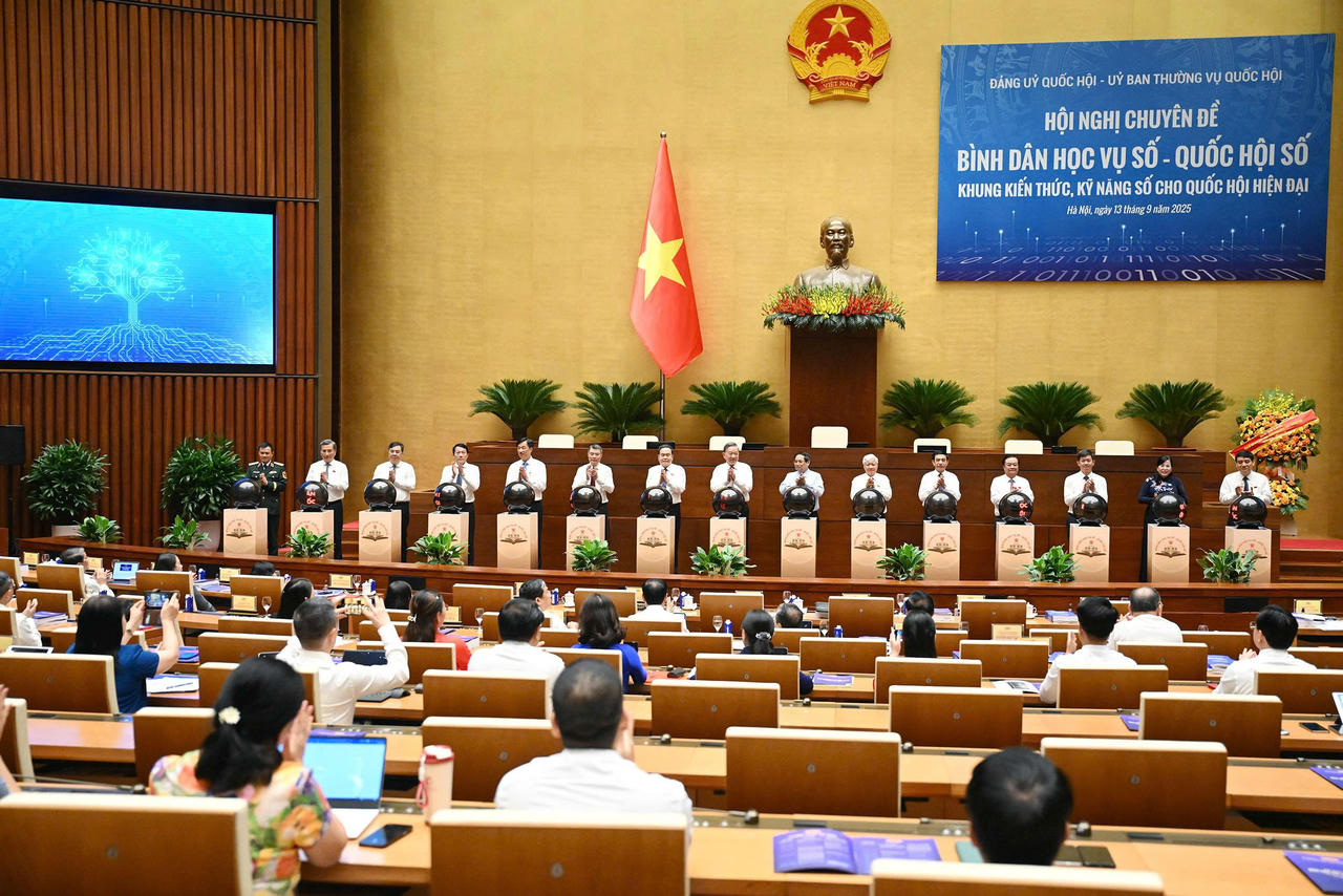 Chiều 13/9/2025, Tổng Bí thư Tô Lâm, Thủ tướng Chính phủ Phạm Minh Chính, Chủ tịch Quốc hội Trần Thanh Mẫn và các lãnh đạo Đảng, Nhà nước đã thực hiện nghi thức bấm nút khai trương nền tảng “Bình dân học vụ số - Quốc hội số”.