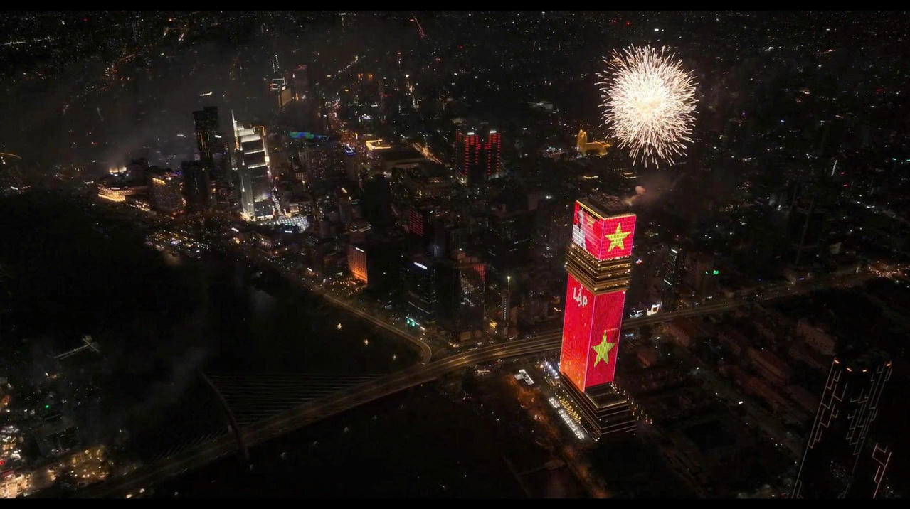 Saigon Marina IFC rực rỡ đêm pháo hoa với công nghệ ánh sáng hàng đầu thế giới