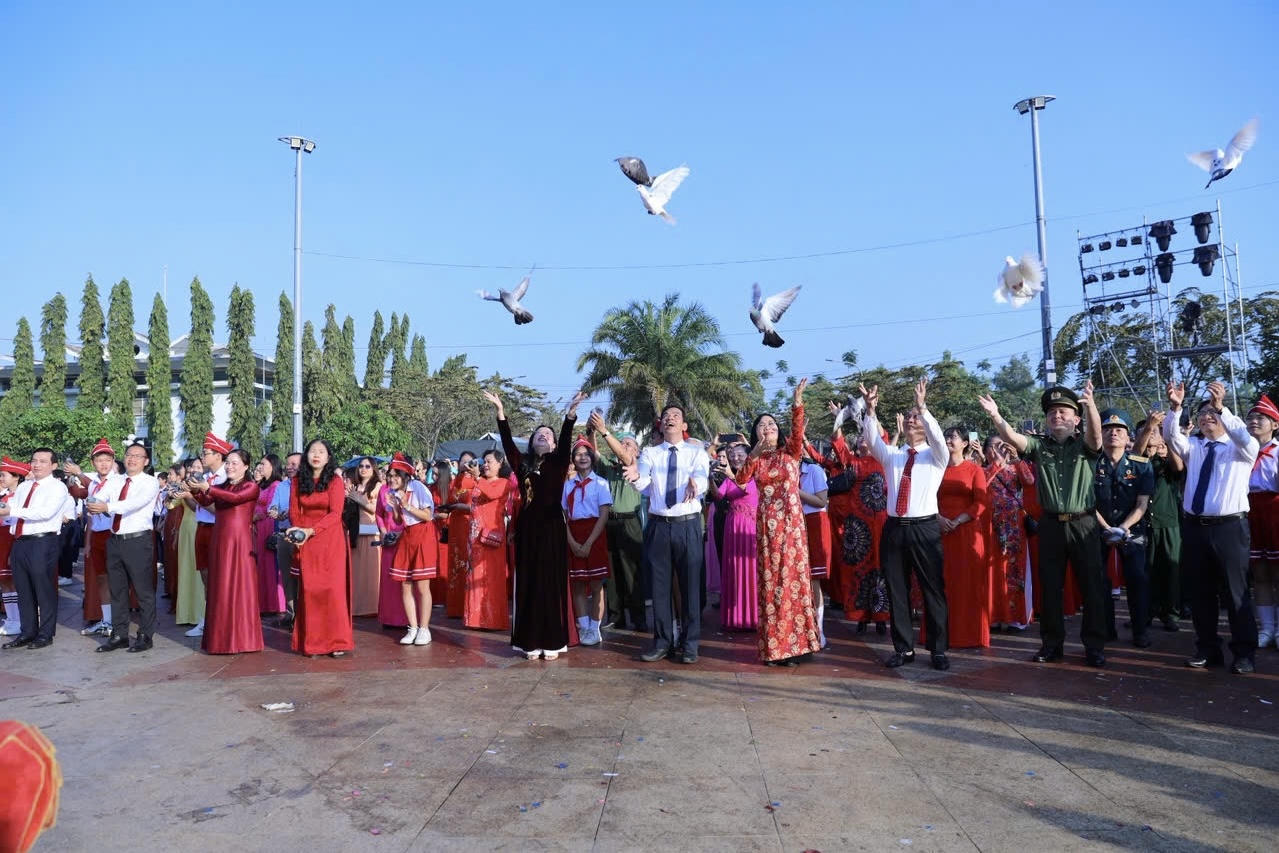 Nghi thức thả chim bồ câu tại buổi lễ.