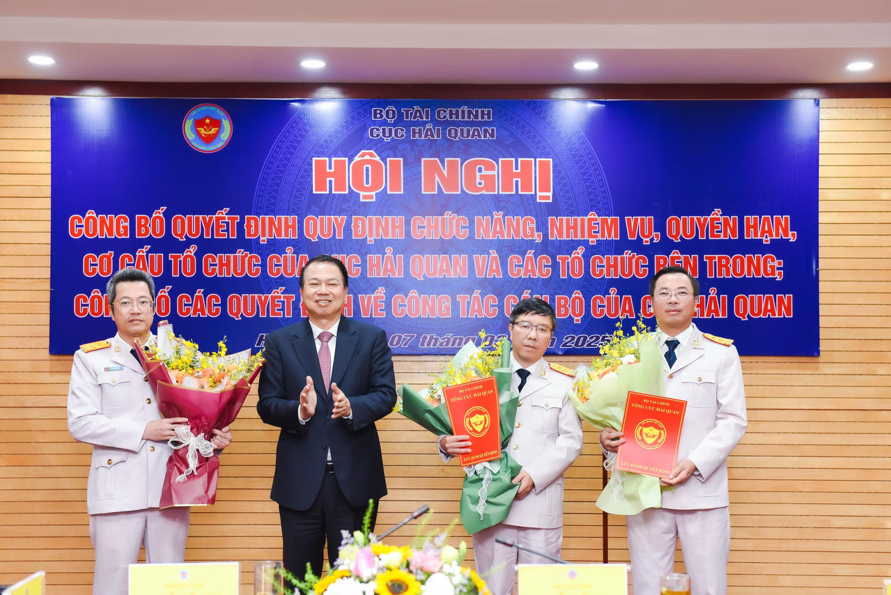 Hội nghị công bố các quyết định về tổ chức, cán bộ.