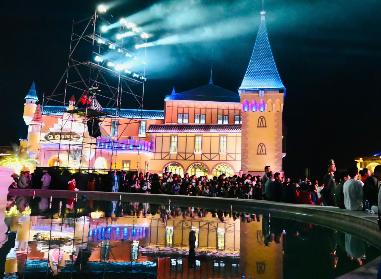 Đông đảo nhân dân và du khách theo dõi chương trình và chờ đón pháo hoa.