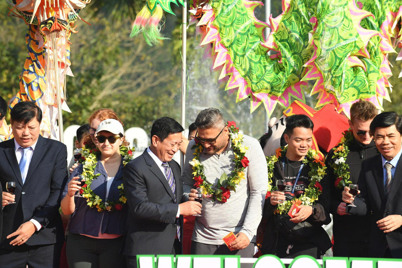 Đại diện lãnh đạo Sở Văn hóa, Thể thao và Du lịch, Ban Quản lý Vườn quốc gia Phong Nha - Kẻ Bàng cùng du khách nâng ly chúc mừng năm mới 2026.