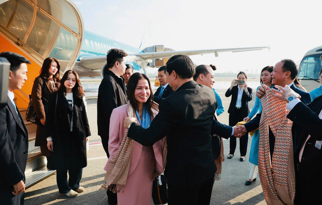 Những vị khách đầu tiên đến Nghệ An tại sân bay Vinh vào sáng 1/1/2026.