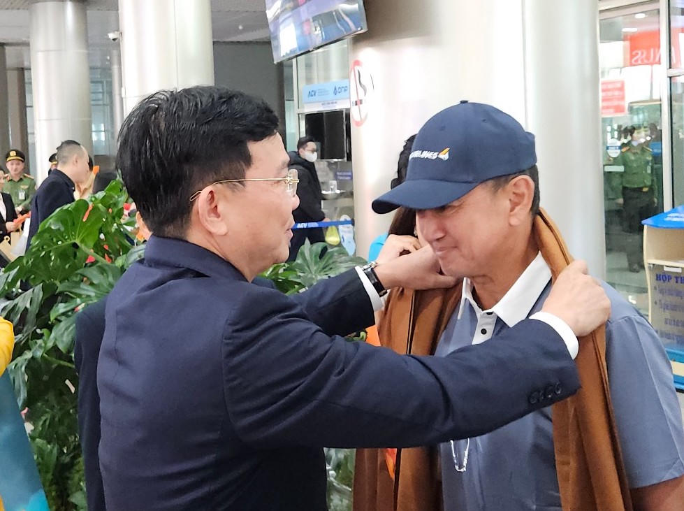 Ông Hồ Văn Mười tặng khăn lụa cho du khách "xông đất" tỉnh nhà.