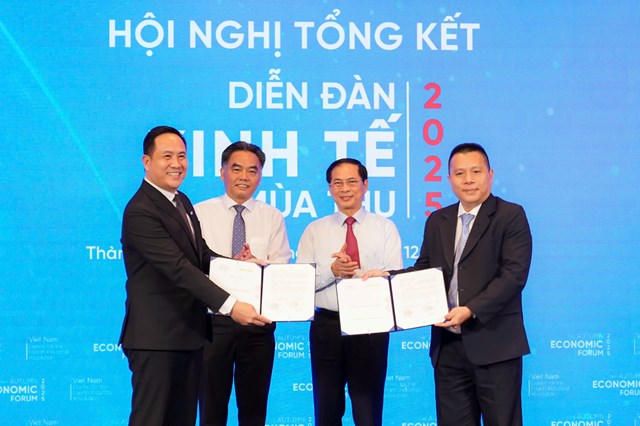 Ông Hà Huy Cường, Phó Tổng giám đốc Nam A Bank (bìa trái) và đại diện HCMC C4IR ký kết Biên bản ghi nhớ dưới sự chứng kiến của Phó Thủ tướng Bùi Thanh Sơn và Ông Nguyễn Lộc Hà - Phó Chủ tịch Thường trực UBND TP HCM.