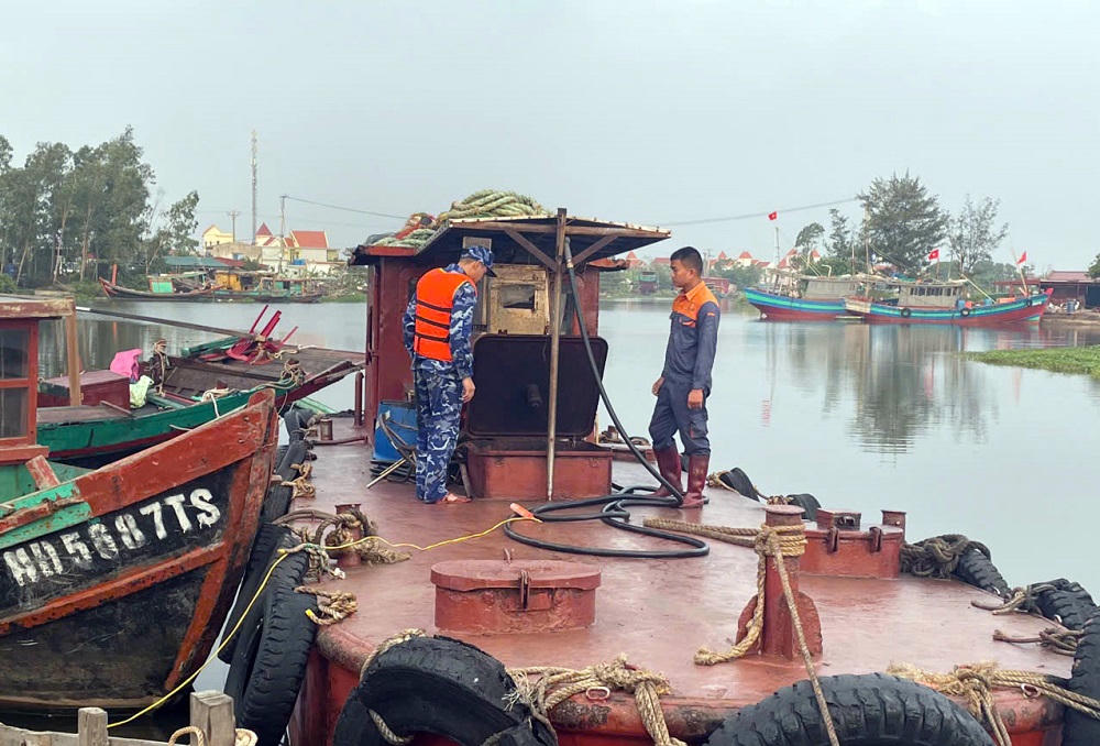 Thu giữ 12.000 lít dầu DO không chứng từ tại vùng biển giáp ranh Ninh Bình - Hưng Yên