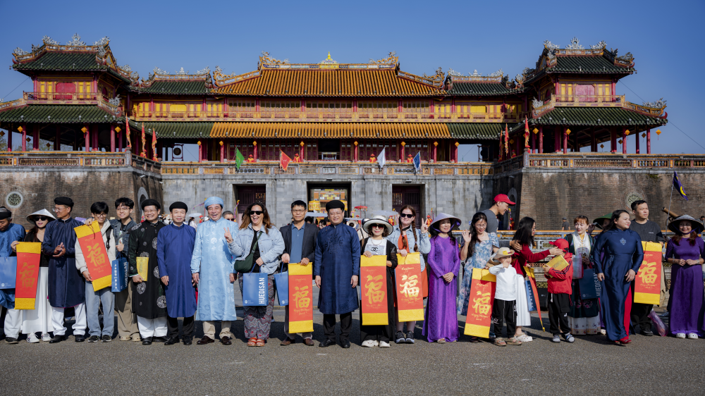 Lãnh đạo TP Huế&nbsp;đón và tặng quà những du khách đầu tiên đến Huế trong năm 2026&nbsp;