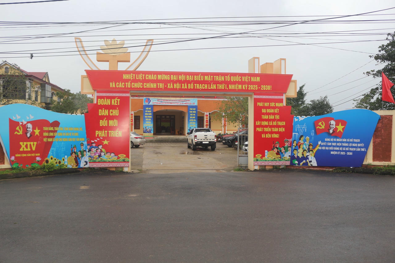 Trụ sở UBND xã Bố Trạch được trang trí khang trang, tạo diện mạo tươi mới, thể hiện khí thế đoàn kết, đổi mới trước thềm giai đoạn phát triển mới.