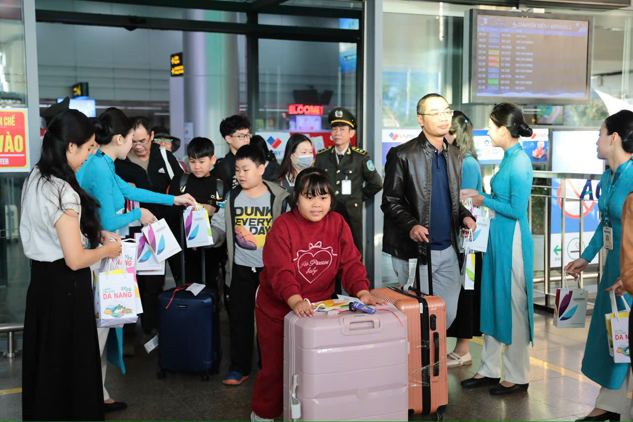 Những du khách đầu tiên đặt chân đến TP Đà Nẵng đầu năm 2026.&nbsp;