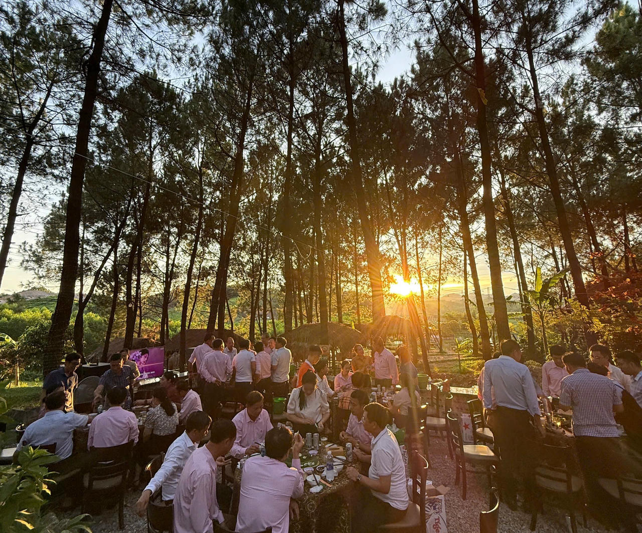 Hoạt động dịch vụ, du lịch ngày càng sôi động, góp phần tạo thêm sinh kế cho người dân địa phương.