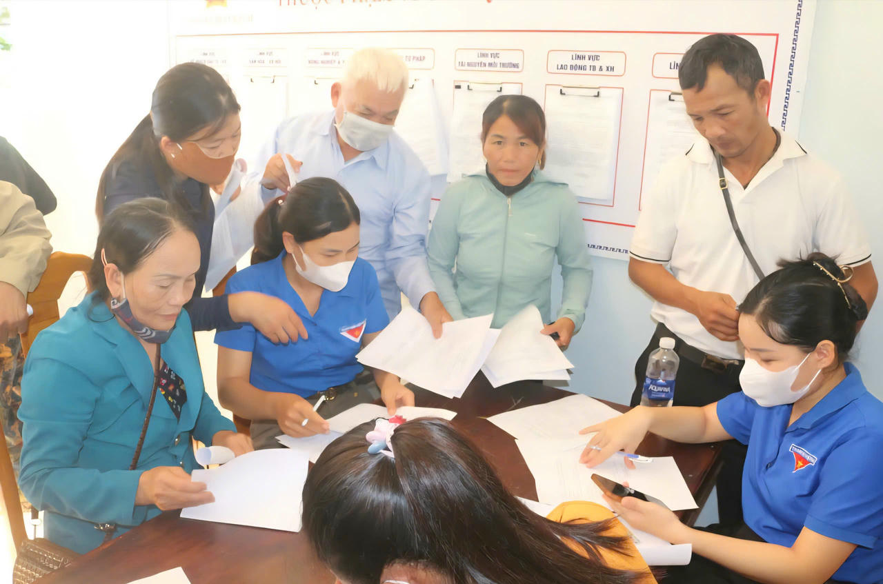 Đoàn Thanh niên xã Bố Trạch hỗ trợ, hướng dẫn người dân thực hiện thủ tục hành chính.. 