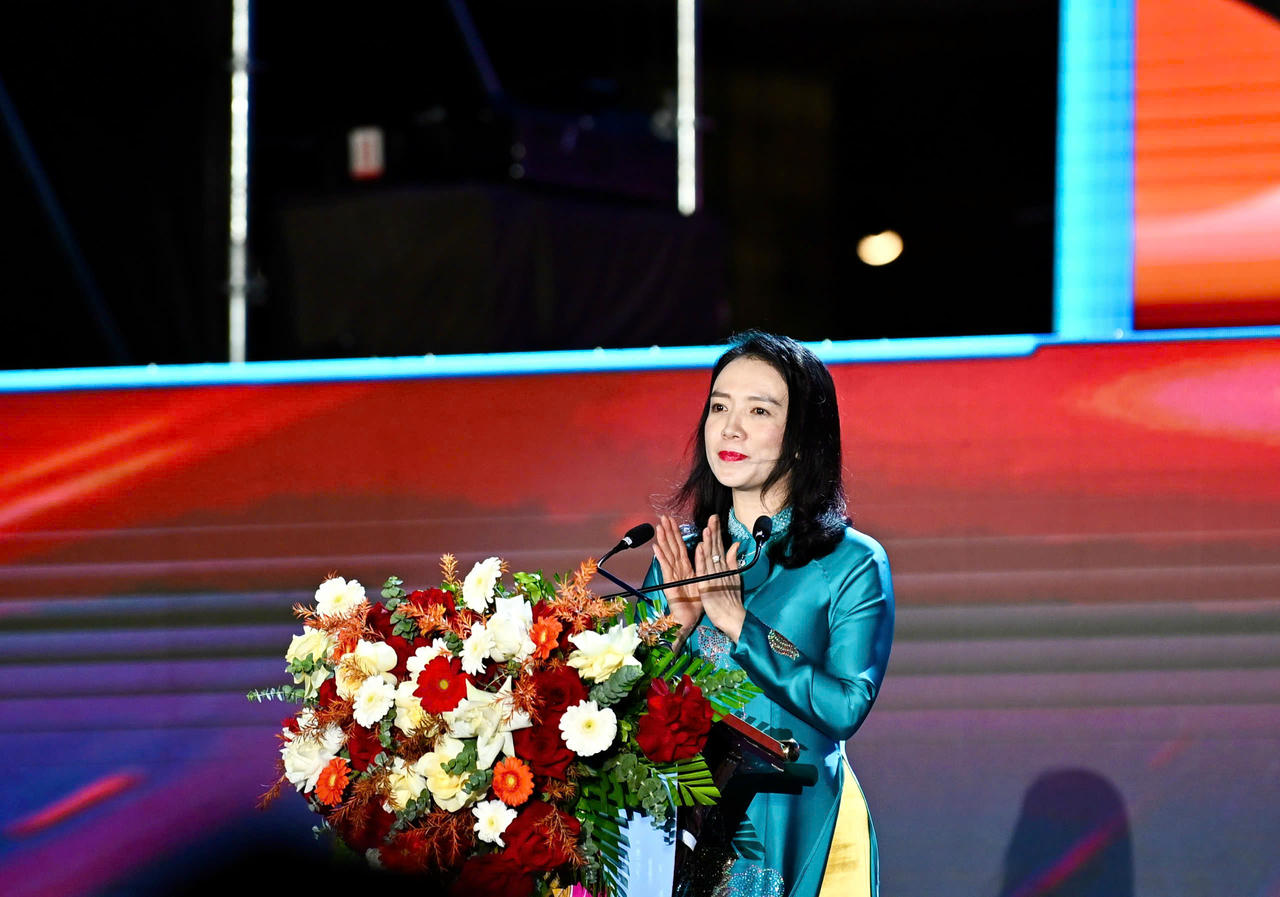 Bà Trần Thị Mỹ Hạnh - Giám đốc Sở VHTTDL Nghệ An phát biểu khai mạc chương trình.